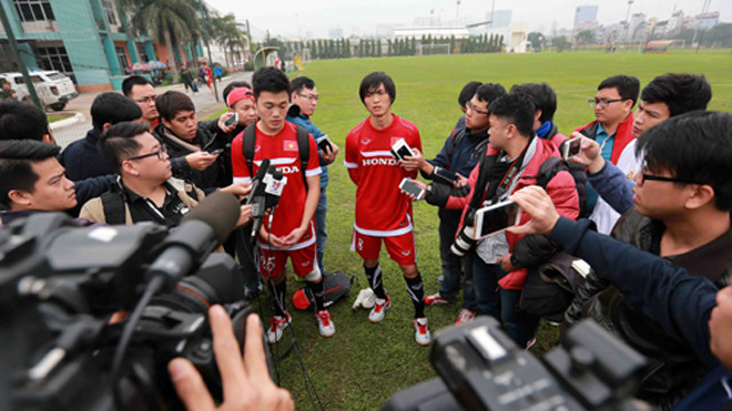 Tuấn Anh và Xuân Trường nhận được sự quan tâm lớn của truyền thông sau khi về nước. Ảnh: Ngọc Dung