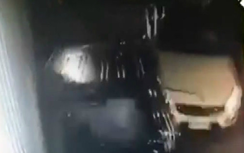 Phóng nhanh trong đường hẹp, Mercedes đâm nát xe 7 chỗ 