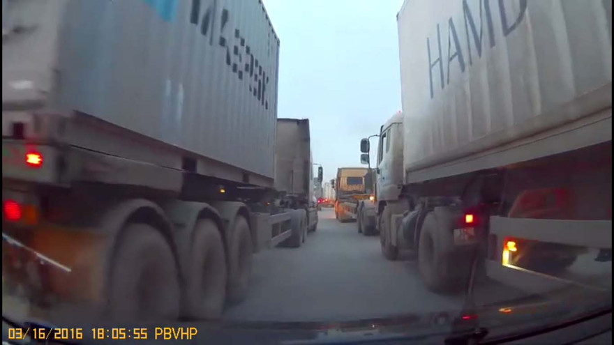 Ôtô con suýt gặp họa vì đi giữa hai xe container