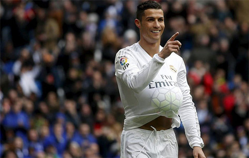 CR7 giả bụng bầu trong trận Real - Celta Vigo. Ảnh: Reuters