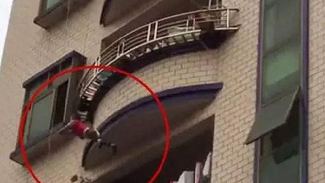 Khoảnh khắc thót tim khi đứa trẻ rơi xuống từ ban công tầng 5