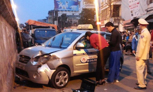 Hiện trường vụ taxi tông hai bà cháu