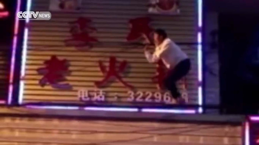 Người phụ nữ nhảy múa trên dây điện chăng ngang phố