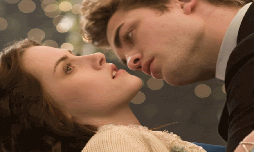 Ma cà rồng hút máu từ vết cắn nhỏ trên cổ nạn nhân. Ảnh minh họa: Twilight.