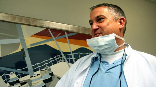 "Nha sĩ kinh dị" Jacobus Van Nierop tại phòng làm việc năm 2009. Ảnh: AP