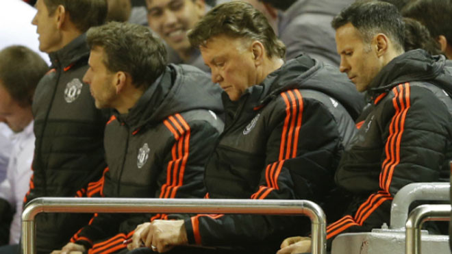 Van Gaal và Ryan Giggs bất lực ở Anfield. Ảnh: Reuters.