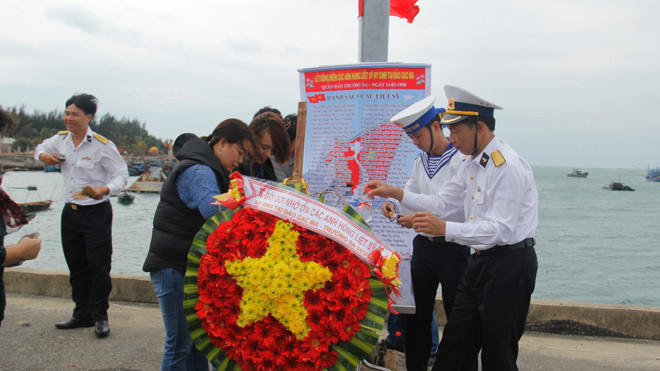 Bàn cúng hướng về phía biển. Ảnh: Thanh Trần. 