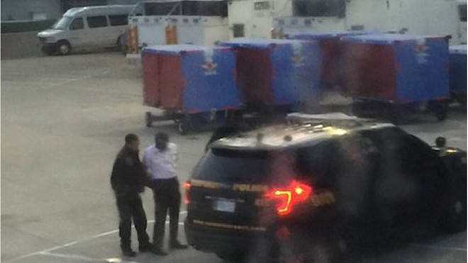 Phi công bị bắt ngay trước chuyến bay. Ảnh: Amanda Albrecht.