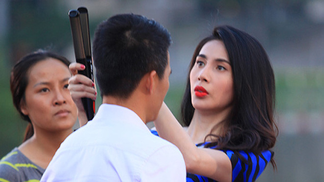 Thủy Tiên chăm sóc cho chồng trước một cảnh quay trong phim 'Vợ ơi, em ở đâu?'.