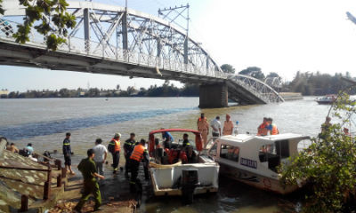 Hiện trường vụ sập cầu Ghềnh khiến tuyến đường sắt Bắc Nam tê liệt. Ảnh Việt Văn 