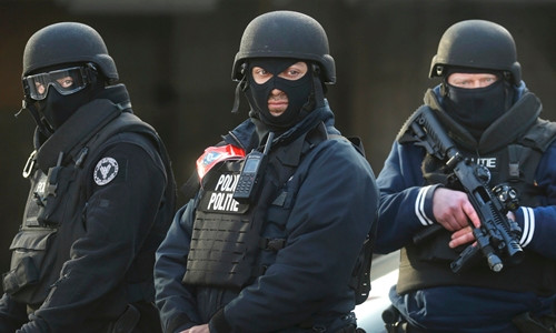 Cảnh sát Bỉ đứng gác ở trước một nhà ga sau vụ tấn công khủng bố Bỉ. Ảnh: Reuters