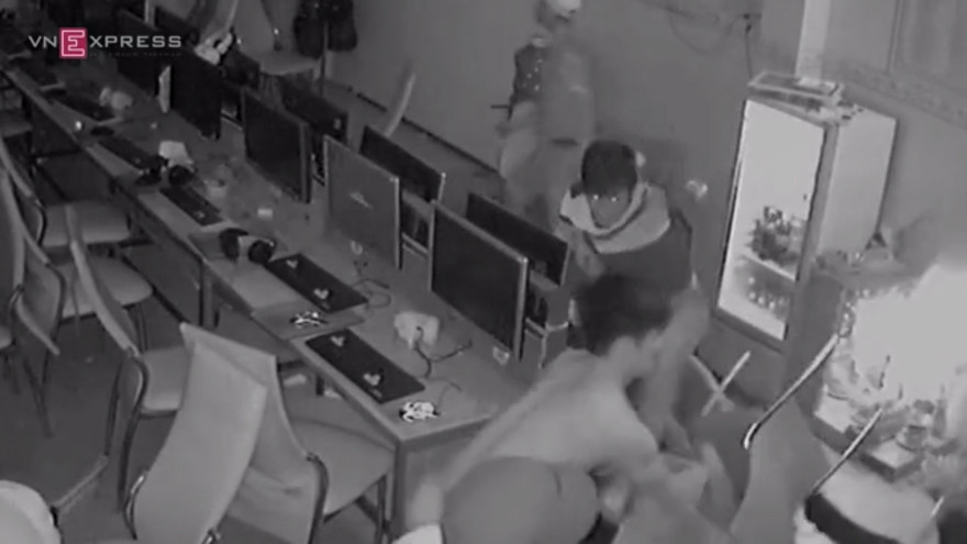 Gần chục thanh niên chém nhau loạn xạ trong tiệm internet