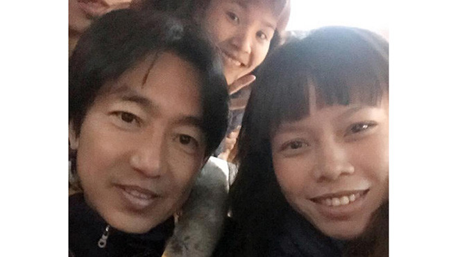 Thủ môn Kiều Trinh chụp ảnh chung với HLV Miura tại Osaka (Nhật)