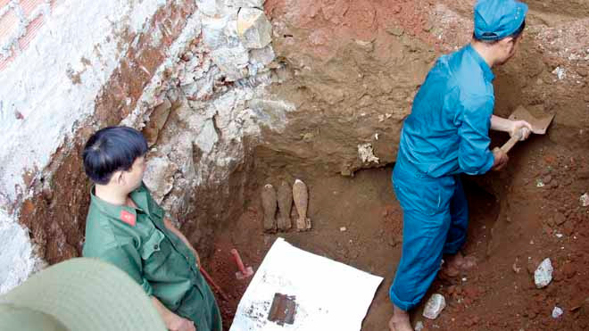 Tháo gỡ những quả đạn cối trong lòng đất Bảo Lộc