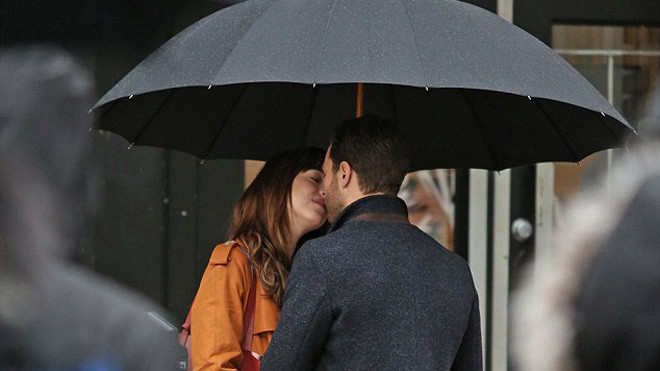 Nữ diễn viên Dakota Johnson và bạn diễn Jamie Dornan trong một cảnh quay lãng mạn của "50 sắc thái" phần hai ở Vancouver.