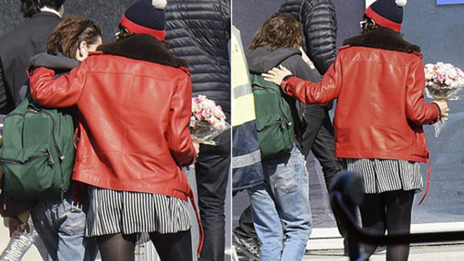 SoKo không rời tay khỏi bạn gái. Ảnh: AKM.