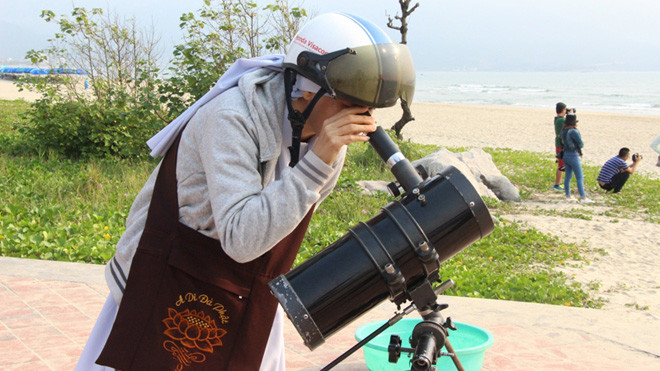 Gần 200 thành viên CLB Thiên văn học Đà Nẵng có mặt từ lúc 5h30' để chuẩn bị. Ảnh: Đào Phan