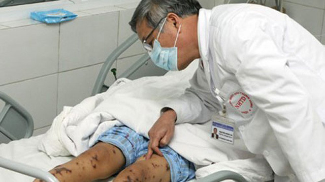  Bác sĩ thăm khám cho một bệnh nhân. 