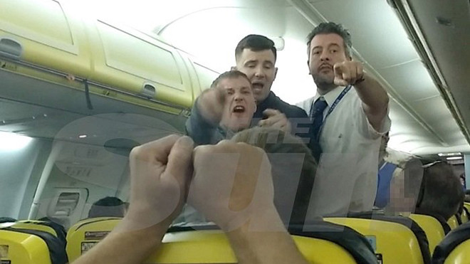 Hành khách say xỉn 'bắt' máy bay hạ cánh khẩn cấp