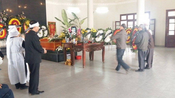 Bà con tổ dân phố 14, nơi gia đình nạn nhân sinh sống đến chia tay hai ông cháu lần cuối 