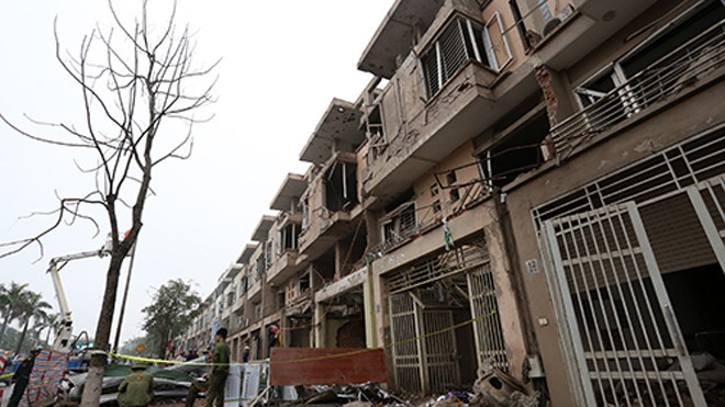 Sức công phá lớn khiến hàng chục ngôi nhà bị hư hỏng nặng. Ảnh: Bá Đô