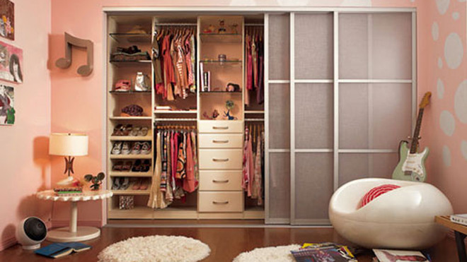 Nên phơi quần áo thật khô rồi mới cho vào tủ để tránh bị ẩm mốc