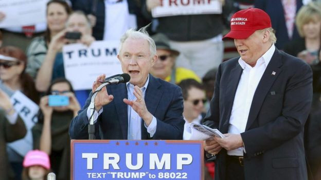 Ứng viên Donald Trump và người đứng đầu nhóm cố vấn, Thượng nghị sỹ Alabama Jeff Sessions (trái). (Ảnh: Reuters)