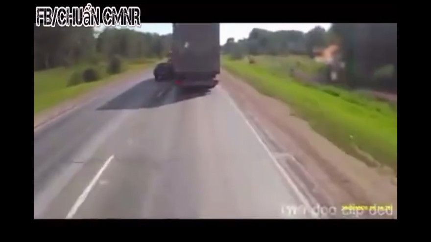 Hậu quả khôn lường khi đi sát xe tải