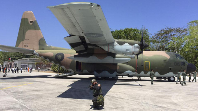 Máy bay vận tải C-130 của lực lượng bảo vệ bờ biển Đài Loan đưa đoàn phóng viên quốc tế ra đảo Ba Bình ngày 23/4 ảnh: Johnson Lai