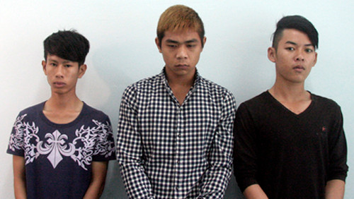 Ba nghi can trong nhóm thanh niên ném "bom xăng" vào trụ sở UBND xã. Ảnh: Xuân Ngọc