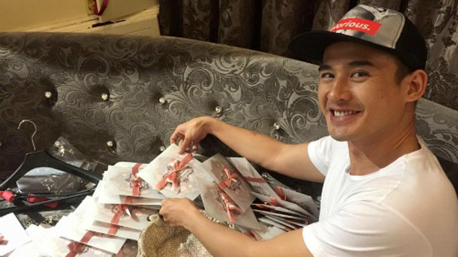 Lương Thế Thành hào hứng khoe thiệp cưới.