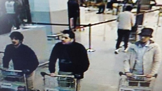 Najim Laachraoui (trái), Ibrahim El-Bakraoui (giữa). (Ảnh:Metro)