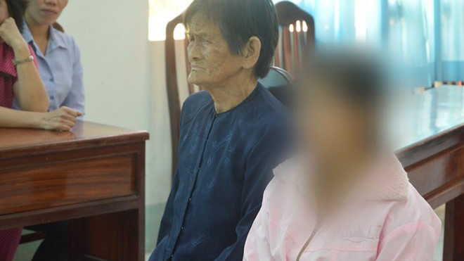 Bà Cỏi và cháu gái khi làm việc với ngành chức năng ở TP Cao Lãnh. Ảnh: Minh Anh