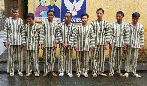 8 người bị bắt vì đánh bạc. Ảnh. H.V