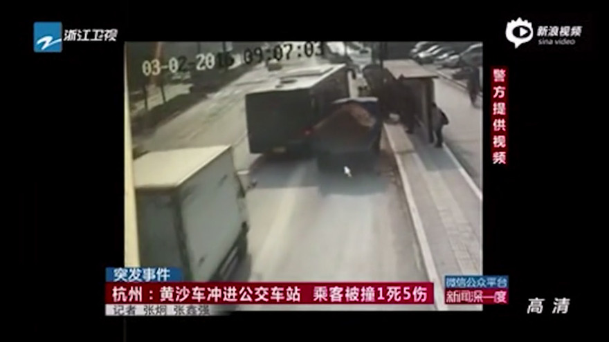 Cố vượt xe buýt, xe tải cán chết người