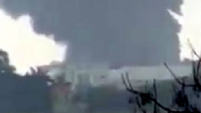 Đám cháy kèm khói đen bốc cao hàng chục mét tại khu công nghiệp Phố Nối. Ảnh: Nguyễn Đông