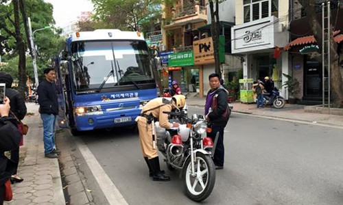 Mô tô CSGT chặn đầu đoàn xe, xử phạt các tài xế . Ảnh: Huy Khâm.