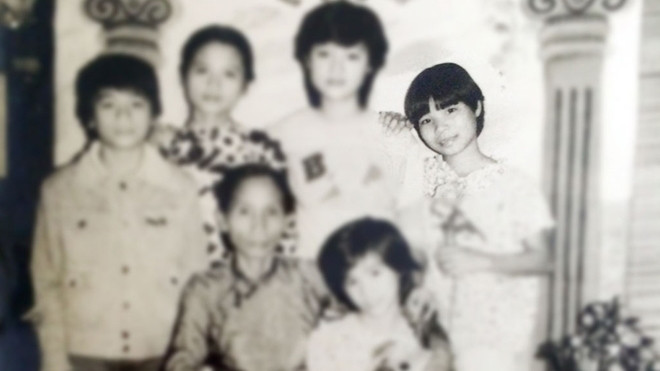 Chị Trang đứng ngoài cùng bên phải.