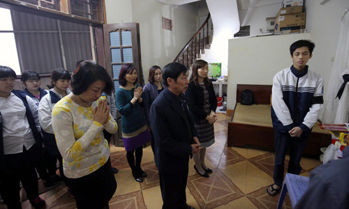 Ban giám hiệu trường THPT Vạn Xuân - Long Biên cùng các học sinh và phụ huynh đến thăm hỏi, động viên gia đình em Dương.