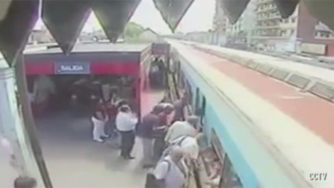 Bé gái thoát chết kỳ diệu trước tàu hỏa