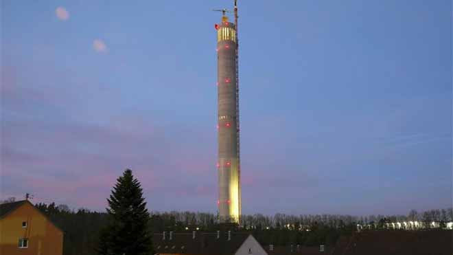 Thang máy MULTI có thể di chuyển hai chiều ngang dọc được thử nghiệm tại Đức. (Ảnh: Reuters).