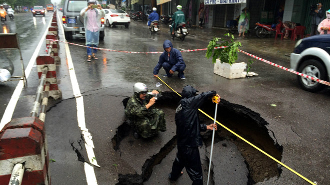 Cận cảnh "hố tử thần" xuất hiện trên đường Lê Hồng Phong.
