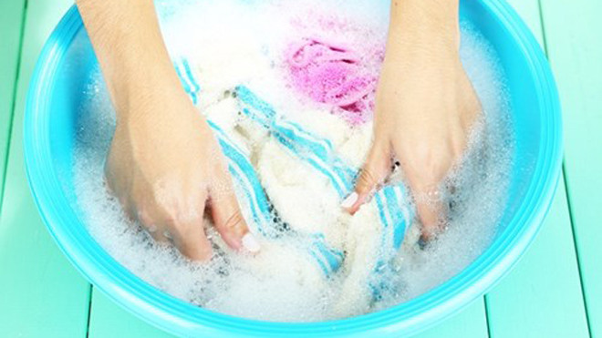 Không ngâm quần áo quá lâu với giặt. 