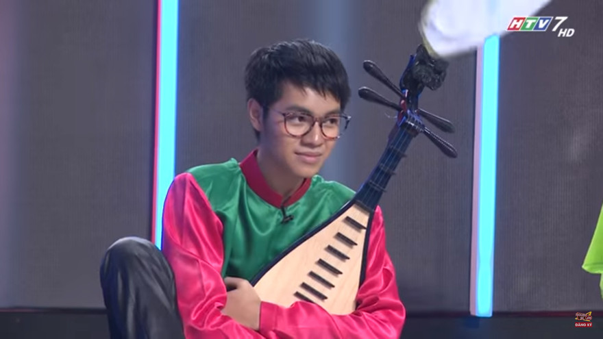 Trấn Thành ‘ngả mũ’ với màn độc tấu đàn tỳ bà trong chương trình ‘Người bí ẩn’