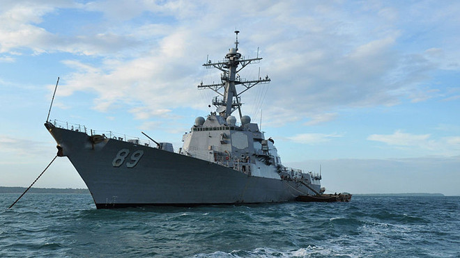 Tàu khu trục Mỹ cập cảng Cam Ranh