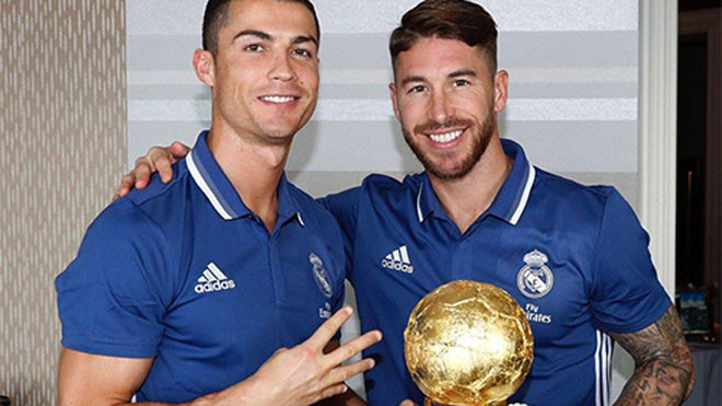 Ronaldo nhận chiếc bánh "Quả Bóng Vàng" từ Ramos trước khi cùng cả đội xử gọn chiếc bánh, mừng danh hiệu cá nhân mới nhất trong bộ sưu tập danh hiệu của anh. Ảnh: RMFC.