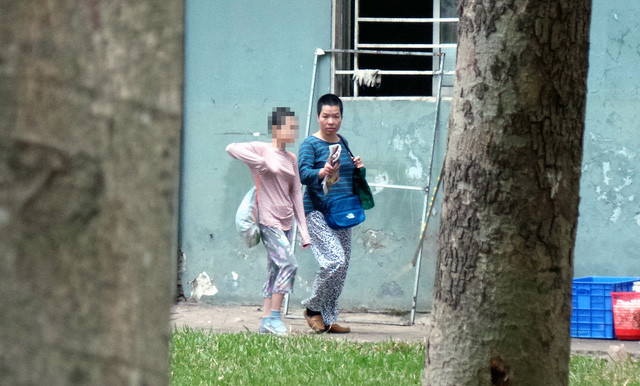 Bé gái 11 tuổi luôn có mẹ kề bên.