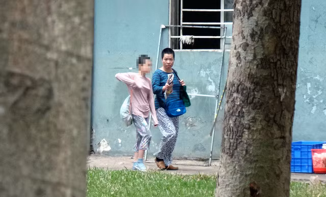 Bé gái 11 tuổi luôn có mẹ kề bên.