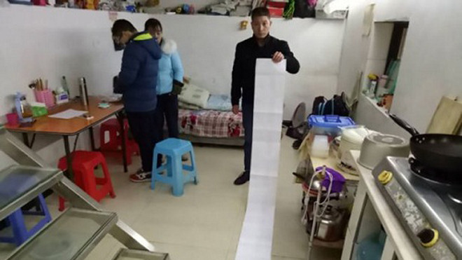 Cha mẹ Xiao Ming hốt hoảng khi nhận được thông báo từ ngân hàng. Ảnh: CEN