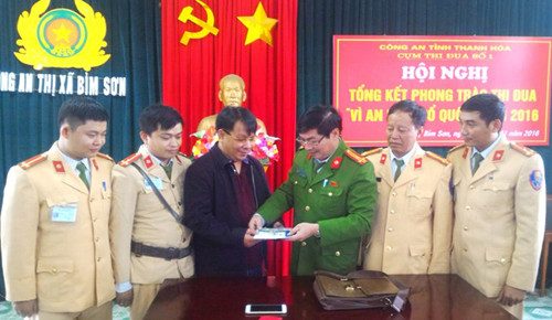 Công an thị xã Bỉm Sơn bàn giao tài sản cho người đánh mất. Ảnh: C.A.